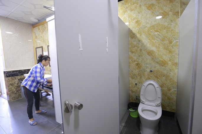 Nhà vệ sinh miễn phí xây 1,6 tỉ đồng bất ngờ bị đập bỏ - Ảnh 3.