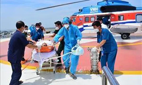 Trực thăng đưa ngư dân bị tai nạn lao động từ Trường Sa vào đất liền điều trị