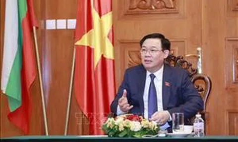 Chủ tịch Quốc hội Vương Đình Huệ gặp mặt một số Đại sứ Việt Nam tại các nước châu Âu