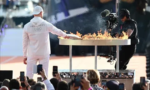 Olympic Paris 2024: Pháp chào đón ngọn lửa Thế vận hội mùa Hè sau tròn 100 năm