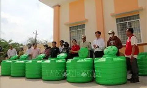 Tặng bồn chứa, máy lọc nước cho người dân khó khăn vùng ven biển