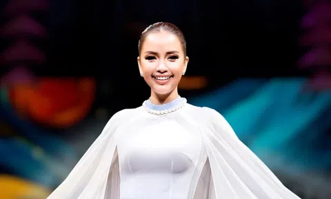 Ngọc Châu mặc áo dài vẽ cảnh đẹp Việt Nam trình diễn tại Australia