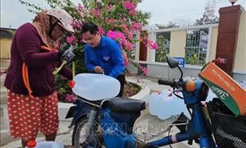 Hỗ trợ người dân vùng khó khăn ở Bến Tre, Hà Giang