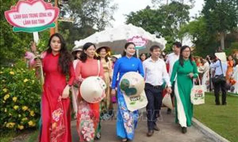 5.500 phụ nữ Đồng Tháp diễu hành áo dài 'Rạng ngời sắc sen'