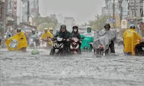 TP Hồ Chí Minh: Mưa lớn ngay giờ tan tầm, nhiều tuyến đường ngập sâu