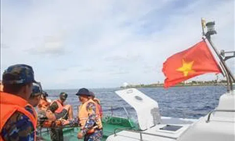 Kịp thời đưa ngư dân bị thương tích nặng vào đảo Song Tử Tây để điều trị
