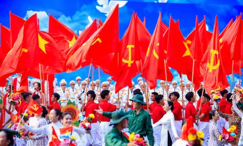 Chùm ảnh: Quần chúng, nhân dân tham gia diễu hành kỷ niệm 50 năm thống nhất đất nước