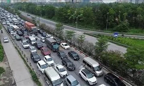 Hai Cảnh sát giúp người dân gặp sự cố trên cao tốc nhận được nhiều lời khen từ cộng đồng