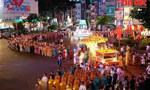 Hàng nghìn người tham gia nghi lễ rước kiệu hoa chào mừng Phật đản