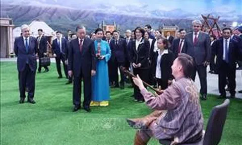 Tổng Bí thư Tô Lâm tham quan Làng Văn hóa Dân tộc Kazakhstan