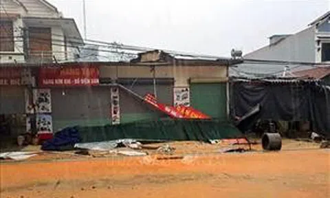 Mưa lớn kèm dông lốc làm hư hỏng hơn 280 ngôi nhà ở Tuyên Quang
