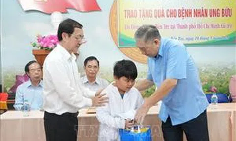 Trao học bổng cho học sinh nghèo hiếu học, thắp sáng ước mơ cho trẻ em gái