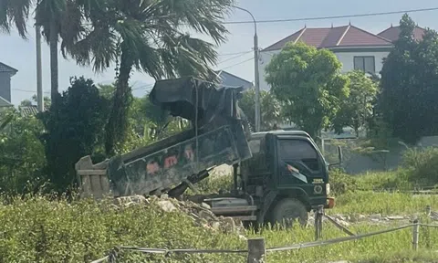 Hà Tĩnh: Cảnh báo tình trạng đổ trộm rác thải xây dựng vào khu dân cư