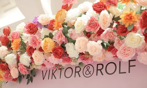 Cùng Phí Phương Anh đắm chìm trong không gian bùng nổ hương hoa của Viktor&Rolf