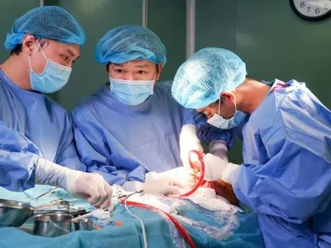 Bác sĩ cân não phẫu thuật cứu sống bệnh nhân có khối u khổng lồ