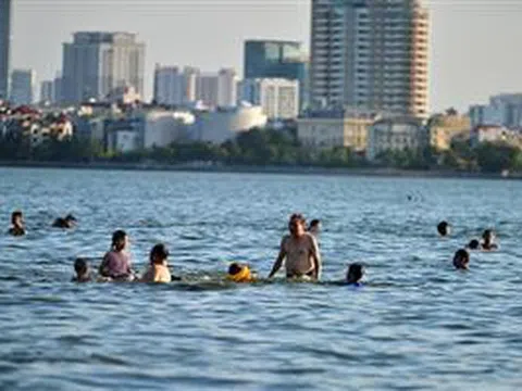 Người Hà Nội 'biến' Hồ Tây thành bãi tắm trong những ngày nắng nóng